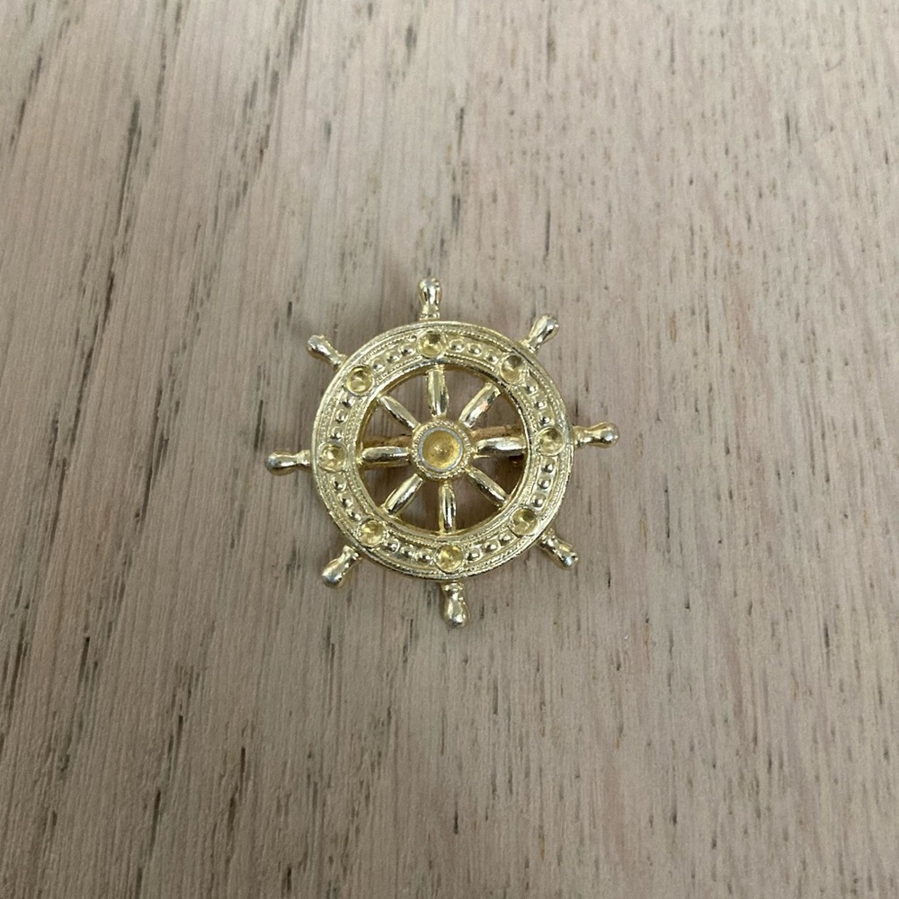 🌻5 for $10 bundle🌻 Ship wheel pin